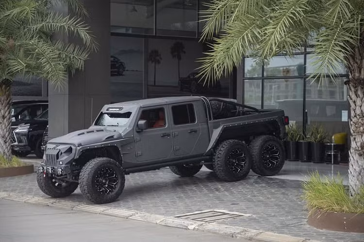 Bản độ Apocalypse Sinister 6x6 được hãng độ Mỹ South Florida Jeeps giới thiệu vào giữa năm ngoái, và bây giờ "quái vật" off-road Jeep Gladiator bán tải này đã có cơ hội về Việt Nam thông qua một đại lý tư nhân.