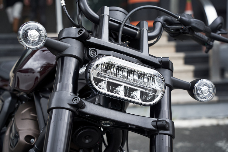 Toàn bộ thông tin đều hiển thị trên bảng đồng hồ tròn TFT kích thước 4inch có thể kết nối với điện thoại thông minh và tai nghe mũ bảo hiểm thông qua Bluetooth. Ngoài ra còn một vài tiện ích khác như hệ thống sưởi và cổng sạc USB-C.