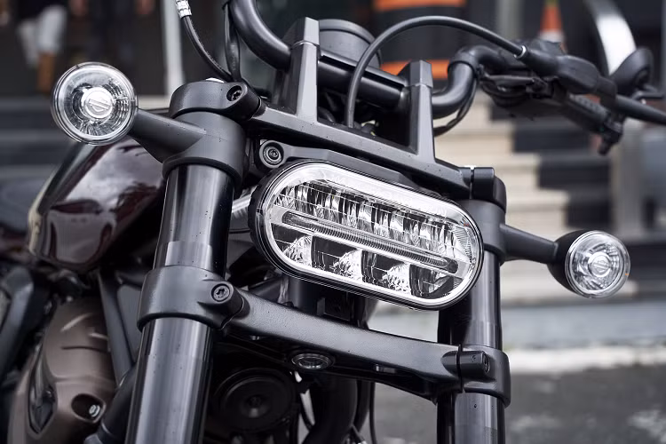 Toàn bộ thông tin đều hiển thị trên bảng đồng hồ tròn TFT kích thước 4inch có thể kết nối với điện thoại thông minh và tai nghe mũ bảo hiểm thông qua Bluetooth. Ngoài ra còn một vài tiện ích khác như hệ thống sưởi và cổng sạc USB-C.