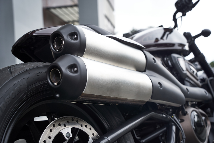 Động cơ sản sinh công suất 121 mã lực và mô-men xoắn cực đại đạt 125Nm. Ngoại hình Harley-Davidson Sportster S hoàn toàn mới rất bệ vệ, to lớn, nổi bật là cặp lốp bánh béo và cụm ống xả đôi hầm hố. Ngược lại, đồng hồ kỹ thuật số hình tròn kích thước 4 inch và đèn pha xe dạng LED mang hình dáng rất thon gọn (tương đồng với mẫu Softail Fat Bob).