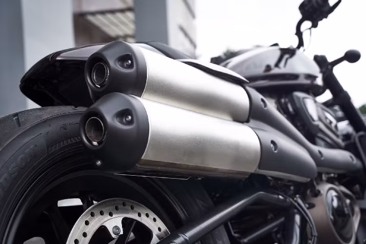 Động cơ sản sinh công suất 121 mã lực và mô-men xoắn cực đại đạt 125Nm. Ngoại hình Harley-Davidson Sportster S hoàn toàn mới rất bệ vệ, to lớn, nổi bật là cặp lốp bánh béo và cụm ống xả đôi hầm hố. Ngược lại, đồng hồ kỹ thuật số hình tròn kích thước 4 inch và đèn pha xe dạng LED mang hình dáng rất thon gọn (tương đồng với mẫu Softail Fat Bob).