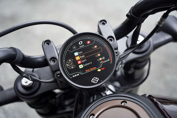 Phong cách thiết kế bình xăng, đuôi xe và vị trí ống xả đặt cao lấy cảm hứng từ mẫu Harley-Davidson XR750 Flat-Tracker trước đây. Để giảm trọng lượng cho Sportster S một phần của khối động cơ đóng vai trò làm khung xe tương tự như trên mẫu Adventure Pan America 1250 Special. Do đó trọng lượng của Sportster S 2021 không quá lớn so với ngoại hình, chỉ 228kg.