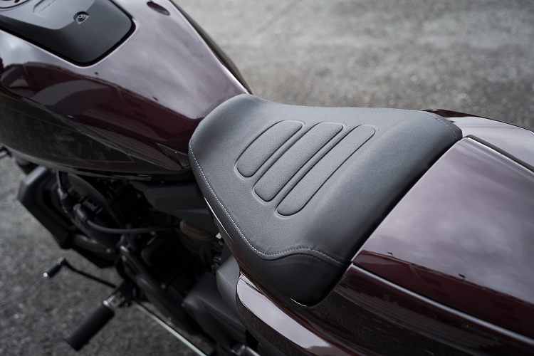 Dung tích bình xăng 11,8 lít. Chiều cao yên chỉ 753 mm, rất phù hợp với người có chiều cao dưới 1m7. Gắp sau thiết kế dạng thép ống có thêm các thanh giằng gia cố giúp tăng thêm độ vững chắc, giảm xóc sau bình dầu Showa Piggyback, phuộc trước USD của Showa đường kính 43mm. Cả hai giảm xóc đều có thể tùy chỉnh được độ cứng, mềm, sức tải.