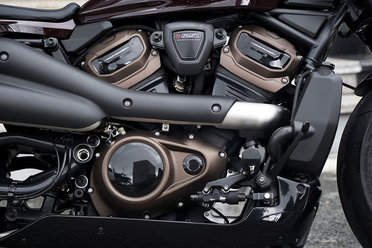 Các trang bị điện tử trên xe gồm bướm ga điện tử với 4 chế độ lái Rain, Road, Sport và hai chế độ tùy chỉnh riêng (Custom Mode) để phù hợp với phong cách điều khiển của người lái. Bên cạnh đó xe được trang bị thêm hệ thống Cruise Control và hệ thống đo lường quán tính IMU hỗ trợ ABS và kiểm soát lực kéo trong cua.