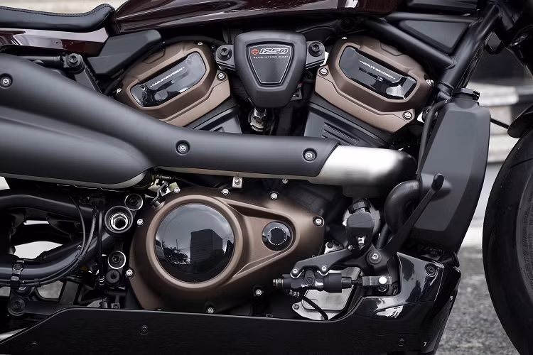 Các trang bị điện tử trên xe gồm bướm ga điện tử với 4 chế độ lái Rain, Road, Sport và hai chế độ tùy chỉnh riêng (Custom Mode) để phù hợp với phong cách điều khiển của người lái. Bên cạnh đó xe được trang bị thêm hệ thống Cruise Control và hệ thống đo lường quán tính IMU hỗ trợ ABS và kiểm soát lực kéo trong cua.