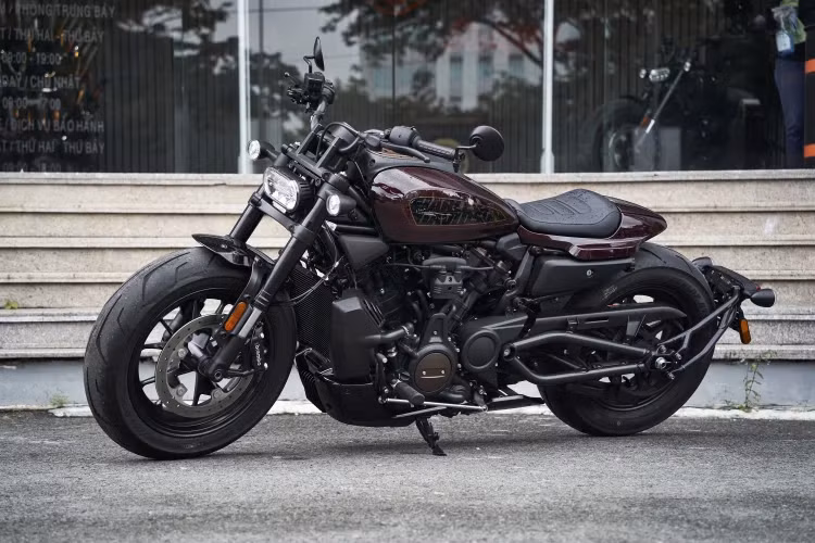 Theo thông tin được biết, Harley-Davidson® Sportster S được phân phối tại Việt Nam gồm 3 màu: Vivid Black, Midnight Crimson và màu Stone Washed White Pearl. Giá xe Harley-Davidson Sportster S 2021 dự kiến từ 589 triệu đồng.