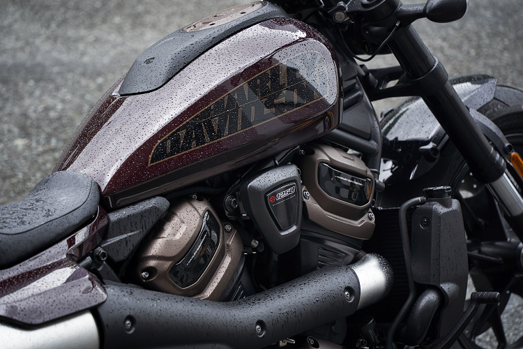 Bộ mâm nhôm đúc nhẹ với 5 chấu kép, kích thước 17 inch phía trước và 16 inch phía sau đi kèm cặp lốp bánh béo 160/70 và 180/70. Hệ thống phanh gồm cùm phanh của Brebom Monoblock 4 piston kèm đĩa đơn 320 mm, còn đĩa sau 260mm với phanh Brembo 2 piston.