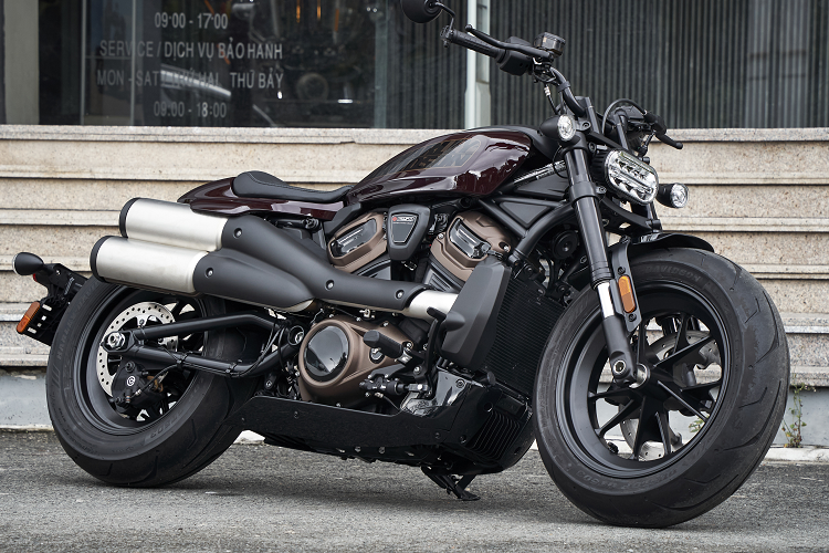Vừa ra mắt hồi giữa tháng 7 tại Mỹ, Harley-Davidson Sportster 2021 mới chuẩn bị được ra mắt chính thức tại Việt Nam trong thời gian tới, gia 1ba1n cũng đã được hé lộ. Harley-Davidson Sportster S là mẫu xe thứ hai được trang bị động cơ Revolution Max 1250 sau mẫu Adventure Pan America 1250.