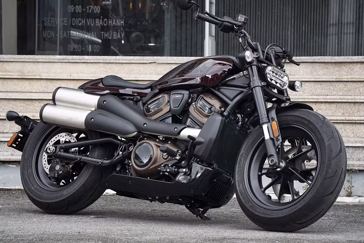 Vừa ra mắt hồi giữa tháng 7 tại Mỹ, Harley-Davidson Sportster 2021 mới chuẩn bị được ra mắt chính thức tại Việt Nam trong thời gian tới, gia 1ba1n cũng đã được hé lộ. Harley-Davidson Sportster S là mẫu xe thứ hai được trang bị động cơ Revolution Max 1250 sau mẫu Adventure Pan America 1250.
