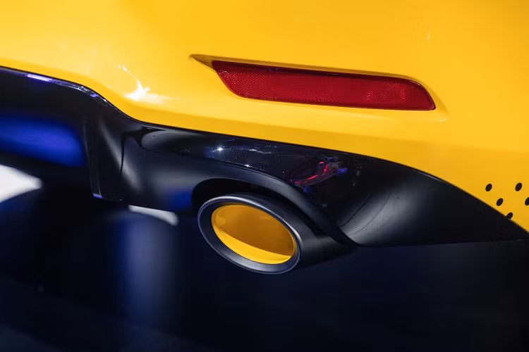 Logo Acura được in chìm trên dải LED trang trí. Tuy nhiên, trong lần ra mắt này, Acura lại không công bố chi tiết thiết kế nội thất của xe. Theo Acura, phiên bản thương mại của Integra sẽ được trang bị động cơ VTEC turbo 4 xy-lanh 1.5L từ mẫu Honda Civic Si 2022. Công suất có thể đạt mức tối đa 202 mã lực và mô-men xoắn 260 Nm.