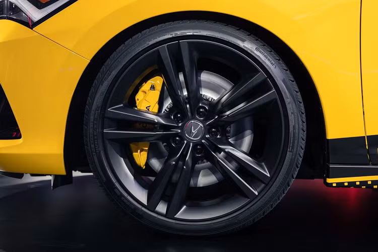 Xe được trình làng với màu ngoại thất Indy Yellow Pearl, vốn được sử dụng trên Acura NSX Type S. Chi tiết này gợi nhớ đến màu sơn Phoenix Yellow trên chiếc Integra Type R.