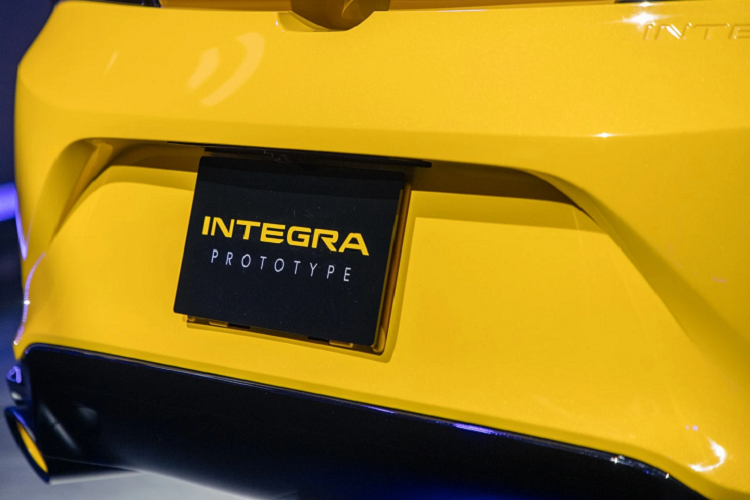 Integra 2023 sở hữu cấu trúc xe liftback 5 cửa. Mui xe được vuốt đều xuống khoang hành lý theo phong cách coupe. Acura bổ sung thêm cánh gió nằm tại nắp khoang hành lý, kích thước nhỏ hơn so với chi tiết tương tự trên Honda Civic Si. Hệ thống đèn hậu cũng được tinh chỉnh lại, đồng nhất với hình dạng của hệ thống đèn pha. 