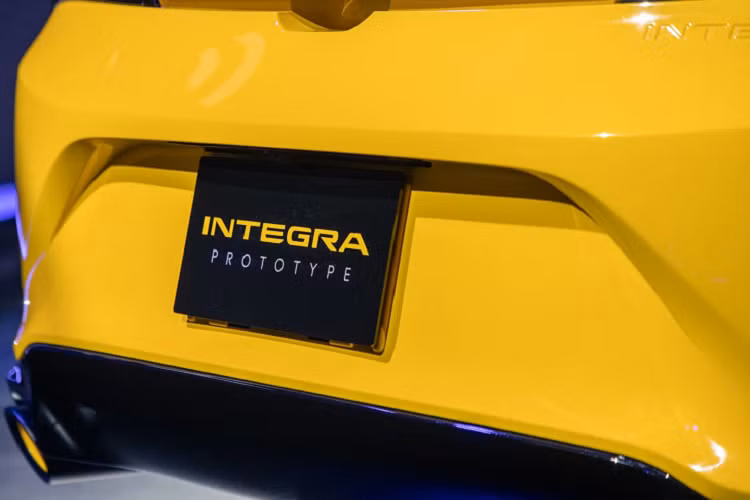 Integra 2023 sở hữu cấu trúc xe liftback 5 cửa. Mui xe được vuốt đều xuống khoang hành lý theo phong cách coupe. Acura bổ sung thêm cánh gió nằm tại nắp khoang hành lý, kích thước nhỏ hơn so với chi tiết tương tự trên Honda Civic Si. Hệ thống đèn hậu cũng được tinh chỉnh lại, đồng nhất với hình dạng của hệ thống đèn pha. 