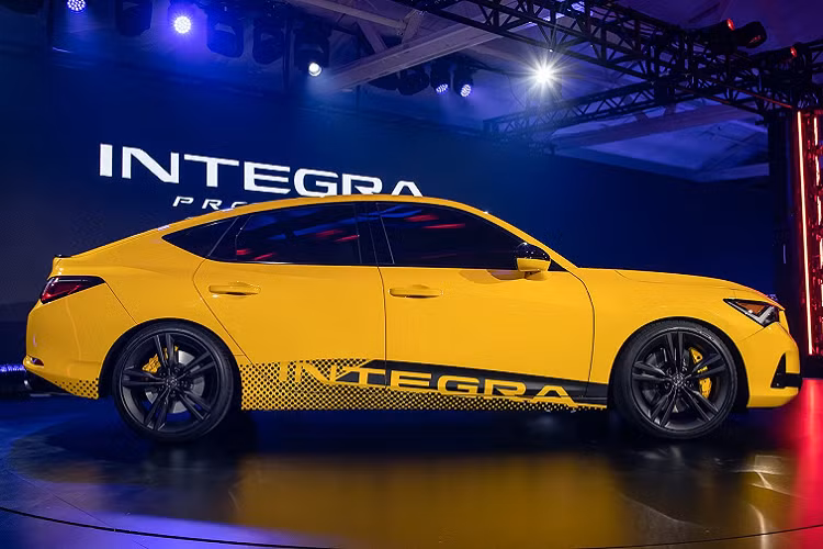 Đi kèm động cơ này là hộp số sàn 6 cấp, vi sai chống trượt cùng hệ dẫn động cầu trước. Giá xe Acura Integra 2023 có mức khoảng 30.000 USD. Mẫu xe này sẽ được lắp ráp tại nhà máy Marysville Auto Plant đặt tại Ohio, Mỹ. Cách đây không lâu, Honda cũng ra mắt phiên bản Integra dành riêng cho thị trường Trung Quốc. Biến thể này dựa trên mẫu Honda Civic nhưng mang thiết kế hấp dẫn hơn.