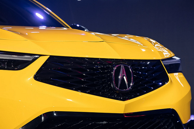 Nhiều chi tiết ngoại thất như lưới tản nhiệt Diamond Pentagon, viền cản trước và sau, viền cửa sổ, ốp tai gương, mui xe... được sơn màu đen Berlina Black.