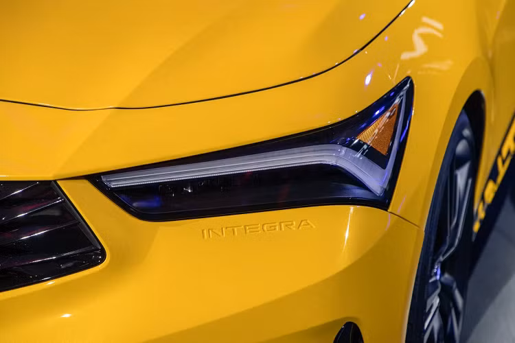 Điểm nổi bật trên Integra thế hệ mới chính là hệ thống đèn pha LED JewelEye với đèn ban ngày Chicane. Logo Integra được dập chìm dưới cụm đèn bên phải.