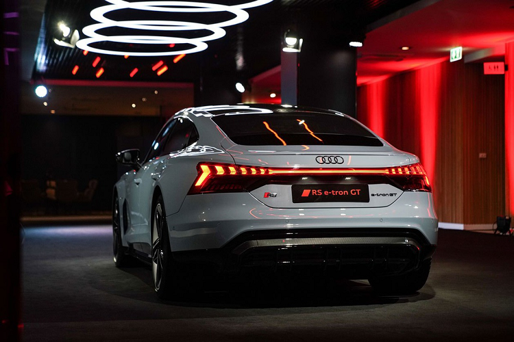 Hệ thống truyền động của Audi e-tron GT gồm 2 động cơ điện gắn ở 2 trục, hệ dẫn động AWD, hộp số 2 cấp. Xe được trang bị pin lithium-ion 86 kWh và bộ sạc 270 kW có hỗ trợ chế độ sạc nhanh. Audi e-tron GT có thể di chuyển quãng đường khoảng 488 km với một lần sạc đầy.