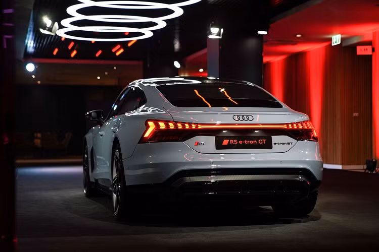 Hệ thống truyền động của Audi e-tron GT gồm 2 động cơ điện gắn ở 2 trục, hệ dẫn động AWD, hộp số 2 cấp. Xe được trang bị pin lithium-ion 86 kWh và bộ sạc 270 kW có hỗ trợ chế độ sạc nhanh. Audi e-tron GT có thể di chuyển quãng đường khoảng 488 km với một lần sạc đầy.