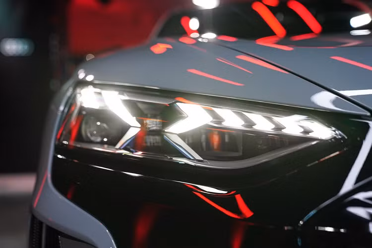 Phiên bản tiêu chuẩn Audi e-tron GT quattro được trang bị đèn pha LED ma trận, cụm đèn hậu LED, cửa sổ trời toàn cảnh và rèm tránh nắng. Mâm xe hợp kim 20 inch và kẹp phanh màu đen. Công suất của phiên bản này là 530 mã lực, mô-men xoắn 628,6 Nm. Khả năng tăng tốc 0-100 km/h trong 4,1 giây, tốc độ tối đa 245 km/h.