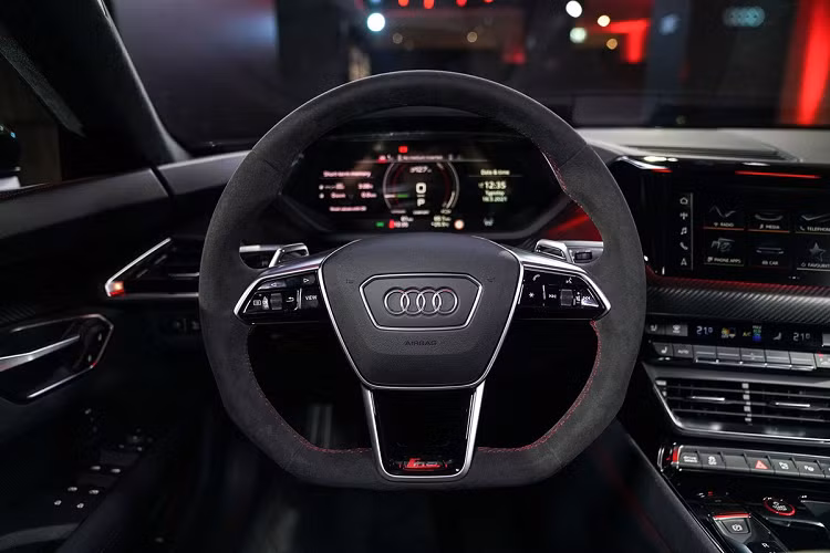 Khoang cabin được trang trí bằng chất liệu Matte Carbon Twill, da Alcantara đen chỉ đỏ, da Nappa Fine chỉ đỏ, bộ thảm đen trang trí chỉ đỏ, ghế trước Sports Pro trang trí họa tiết Honeycomb có chức năng thông hơi và massage, vô lăng thể thao. Ốp da Alcantara với logo RS và thêm tiện ích với màn hình Head-up.