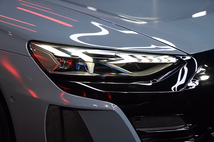 Trong khi đó bản cao cấp nhất là Audi RS e-tron GT quattro cũng được trang bị tương tự bản Performance, kẹp phanh màu đỏ và có thêm gói trang trí ngoại hình, bao gồm lưới tản nhiệt, ốp sườn và ốp gương màu đen bóng. Phiên bản này có khoang hành lý phía trước 85 lít và 350 lít phía sau.