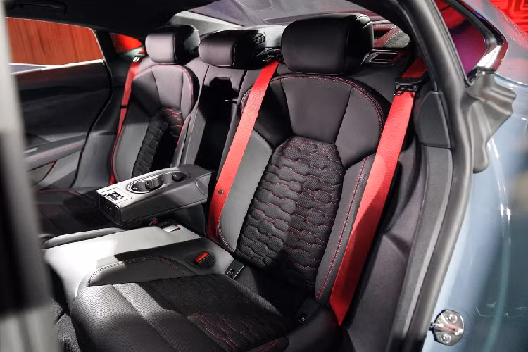 Phiên bản Audi e-tron GT quattro Performance có 3 trang bị bổ sung gồm mâm hợp kim 21 inch, bộ sạc trên bo mạch AC hỗ trợ sạc 22 kV, kẹp phanh màu cam. Audi tuyên bố bộ phanh của GT quattro Performance có khả năng làm mát tốt hơn, tuổi thọ cao hơn 30% so với đĩa phanh thép.