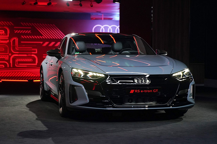 Mẫu xe sang thể thao Audi e-tron GT là phiên bản coupe 4 cửa thuộc phân khúc E, được phát triển dựa trên nền tảng hiệu suất J1 giống với Porsche Taycan. Kích thước dài x rộng x cao của mẫu xe này lần lượt là 4.990 x 1.960 x 1.410 mm, trục cơ sở 2.900 mm, khối lượng 2.200 kg.