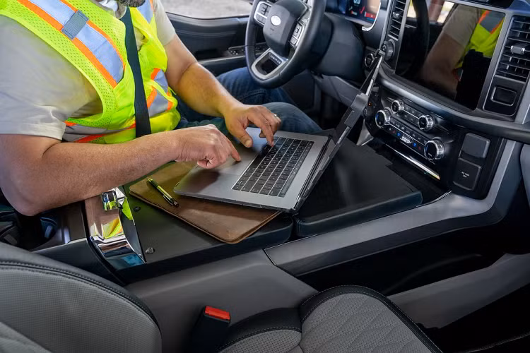 Ở phần ngoại hình, mẫu xe này không có nhiều sự khác biệt đáng kể so với phiên bản tiền nhiệm. Xe vẫn sở hữu vóc dáng cùng thiết kế to lớn, hầm hố đặc trưng của các mẫu xe cơ bắp Mỹ.