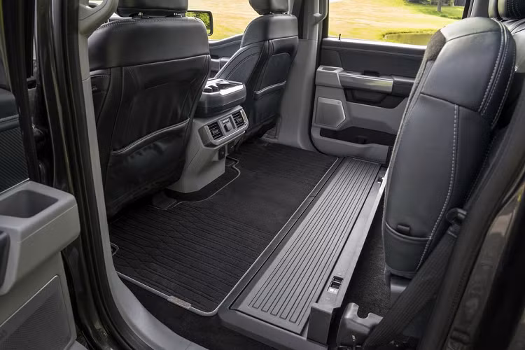Chưa dừng lại ở đó, Ford F-150 Limited 2021 còn có sẵn trang bị hệ thống âm thanh hàng hiệu B&amp;O và gói công nghệ hỗ trợ lái Co-Pilot360 2.0 cùng chức năng camera sau đa năng, ga tự động thích ứng, đèn pha thích ứng hay phanh khẩn cấp tự động...
