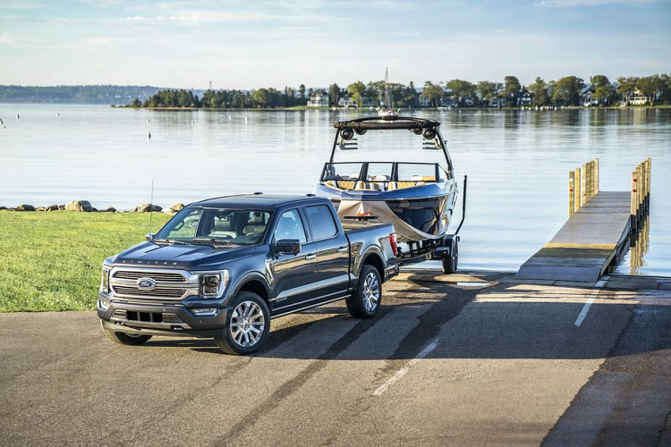 Về truyền động, xe được trang bị 2 tuỳ chọn động cơ, bao gồm loại động cơ V6 3.5L tăng áp, sản sinh công suất tối đa 400 mã lực/677 Nm mô-men xoắn, đi kèm trang bị hộp số tự động 10 cấp và loại động cơ V6 3.5L tăng áp kết hợp hệ thống hybrid tạo ra công suất 470 mã lực/773 Nm mô-men xoắn. Mức giá xe Ford F-150 Limited 2021 khi về Việt Nam hiện vẫn chưa được công bố.