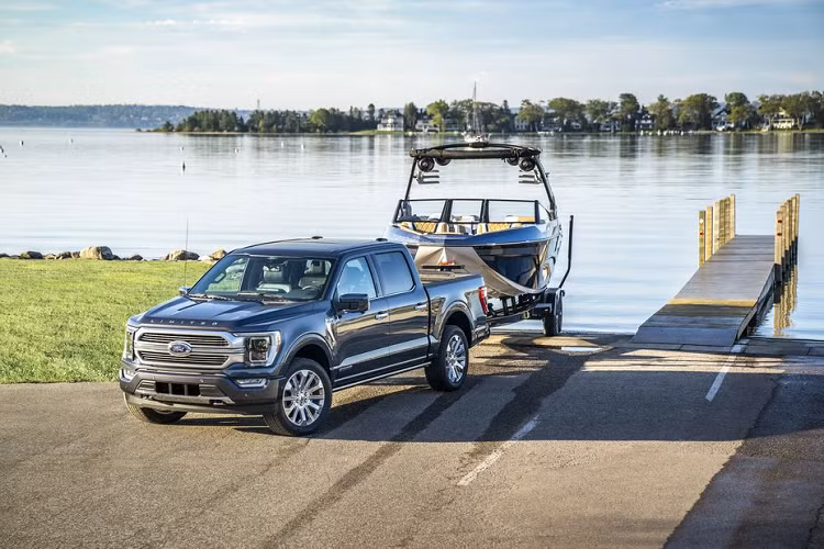 Về truyền động, xe được trang bị 2 tuỳ chọn động cơ, bao gồm loại động cơ V6 3.5L tăng áp, sản sinh công suất tối đa 400 mã lực/677 Nm mô-men xoắn, đi kèm trang bị hộp số tự động 10 cấp và loại động cơ V6 3.5L tăng áp kết hợp hệ thống hybrid tạo ra công suất 470 mã lực/773 Nm mô-men xoắn. Mức giá xe Ford F-150 Limited 2021 khi về Việt Nam hiện vẫn chưa được công bố.