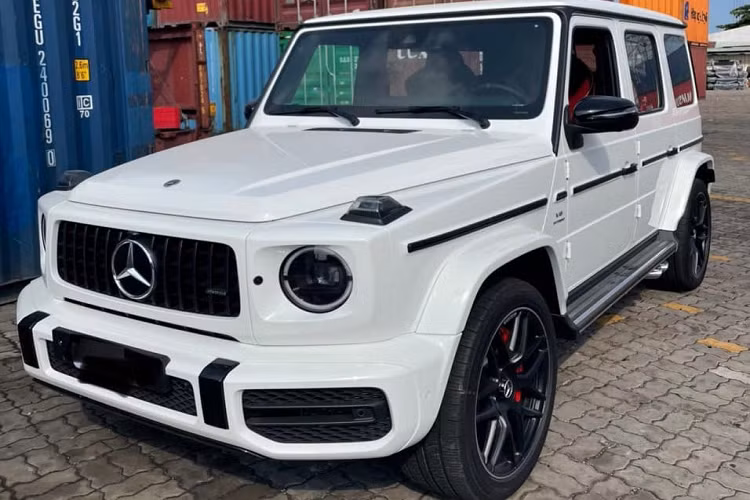 Giá xe Mercedes-AMG G63 40th Years Of Legend chưa công bố chính thức tại Việt Nam, động cơ xe cũng không có gì thay đổi so với bản tiêu chuẩn. Chiếc SUV hạng sang được mệnh danh "ông vua địa hình" này vẫn sở hữu khối động cơ xăng V8, tăng áp kép, dung tích 4.0 lít, sản sinh công suất tối đa 585 mã lực và mô-men xoắn cực đại 850 Nm.