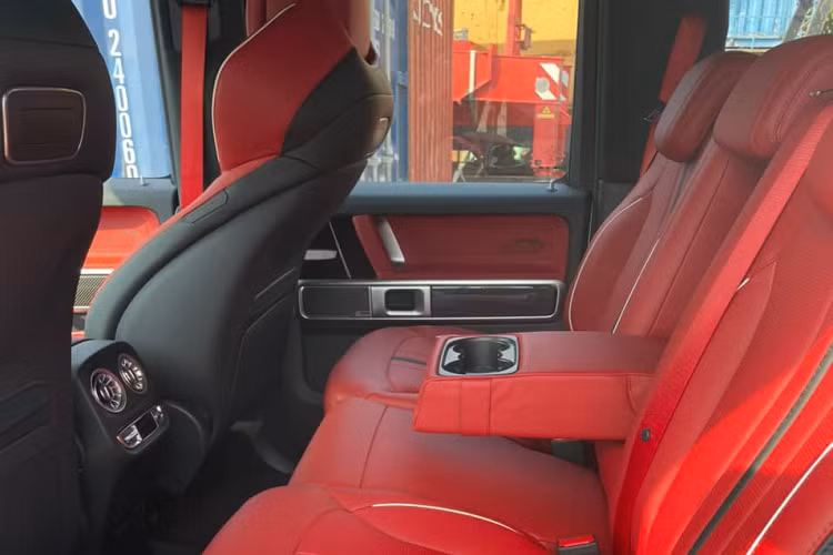 Dòng xe SUV hạng sang Mercedes-AMG G63 phiên bản 40th Years Of Legend được ra đời qua bàn tay của hãng độ Carlex Design. Được biết, số lượng xe Mercedes-AMG G63 40th Years Of Legend ước tính có không quá 5 chiếc được mang về dải đất hình chữ S.