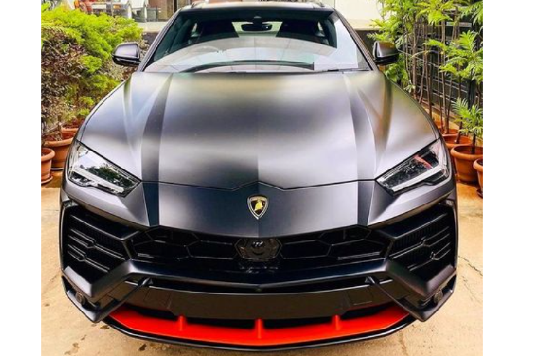 Về truyền động, Lamborghini Urus Graphite Capsule vẫn sử dụng động cơ tăng áp kép V8 4.0L quen thuộc kết hợp với hộp số tự động tám cấp ZF và hệ dẫn động bốn bánh toàn thời gian, sản sinh công suất 641 mã lực và mô-men xoắn cực đại 850Nm, giúp siêu SUV có thể tăng tốc từ 0 - 100 km/h, cán tốc độ tối đa 305 km/h.