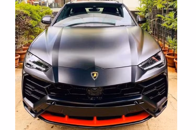 Về truyền động, Lamborghini Urus Graphite Capsule vẫn sử dụng động cơ tăng áp kép V8 4.0L quen thuộc kết hợp với hộp số tự động tám cấp ZF và hệ dẫn động bốn bánh toàn thời gian, sản sinh công suất 641 mã lực và mô-men xoắn cực đại 850Nm, giúp siêu SUV có thể tăng tốc từ 0 - 100 km/h, cán tốc độ tối đa 305 km/h.