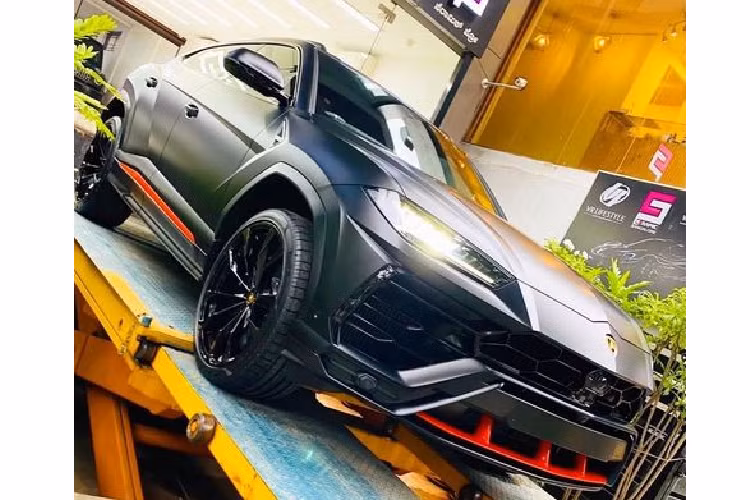 Cụ thể, siêu SUV Lamborghini Urus sở hữu gói tùy chọn Graphite Capsule, được biết, đây là chiếc Urus Graphite Capsule đầu tiên tại thị trường này. Chiếc SUV hàng đầu thế giới được sơn phủ bóng mờ hiệu ứng satin, kết hợp với những chi tiết tương phản tươi sáng làm nổi bật lên tính cách mạnh mẽ của chiếc xe.