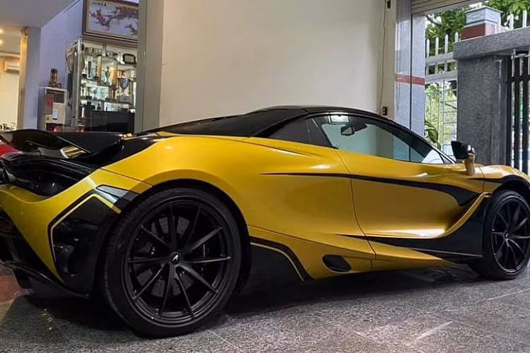 Để làm mới ngoại hình cho chiếc McLaren 720S Spider màu vàng Solis Elite, người chuyên mua bán siêu xe ở Đà Nẵng đã trang bị các hoạ tiết đề-can màu đen làm điểm nhấn. Tuy nhiên, dường như người này vẫn cảm thấy chưa ưng mắt nên đã quyết định đặt thêm bộ body kit của Novitec cho xe.