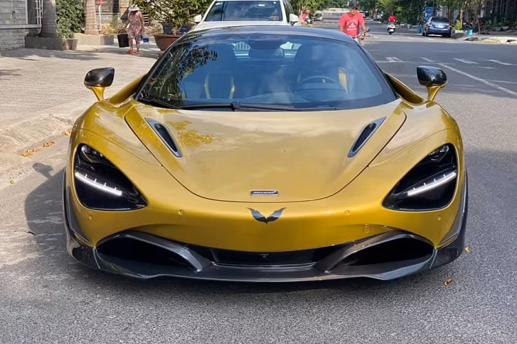Thời gian mở mui của siêu xe mui trần McLaren 720S Spider theo thông số của nhà sản xuất là tầm 11 giây. Tuy nhiên, theo trải nghiệm thực tế, các đại gia trong nước chỉ mất khoảng 8 giây để mở mui xe, nhanh nhất so với các siêu xe mui trần còn lại.