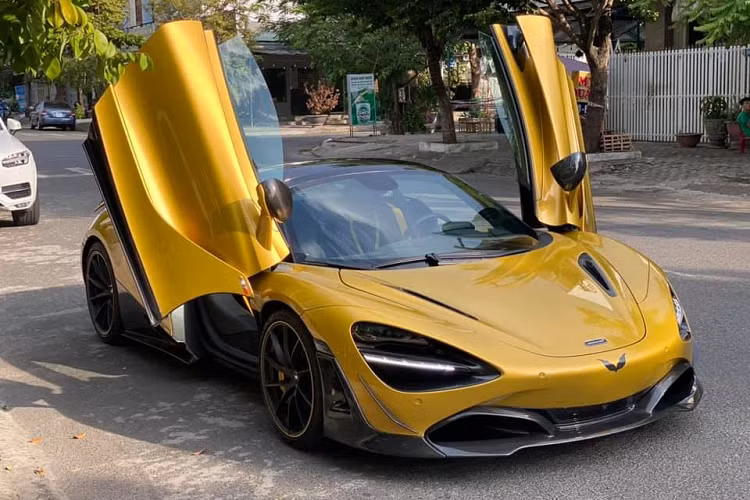 Khác với chiếc siêu xe McLaren 720S N-Largo của Tống Đông Khuê , McLaren 720S Spider độ Novitec ở Đà Nẵng thuộc bản mui trần nên có phần mui xếp cứng có thể gấp gọn về phía sau để giúp người lái có thể đón những tia nắng của ngày mới hay cảm nhận những cơn gió biển của thành phố đáng sống nhất Việt Nam.