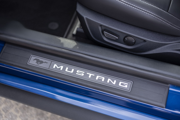 Các chi tiết nội thất của phiên bản Stealth Edition mang tông màu đen mờ và đen bóng xen kẽ nhau.