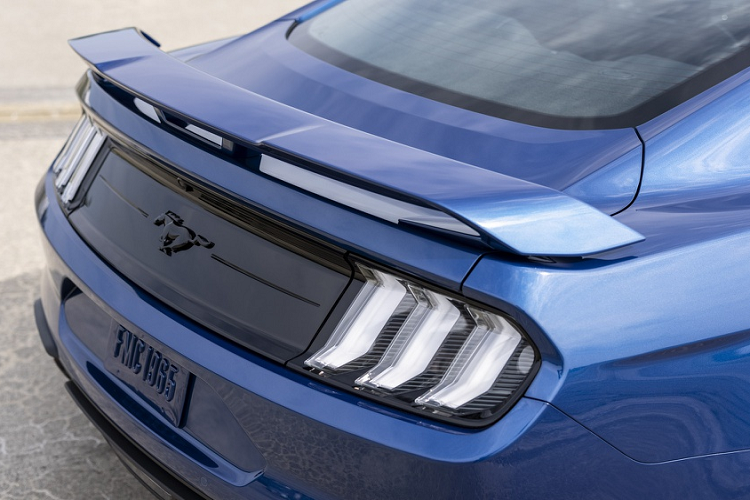 Trong khi đó, cánh gió sau và hệ thống đèn hậu có thiết kế tương đồng phiên bản đặc biệt Mustang Ice White Edition.