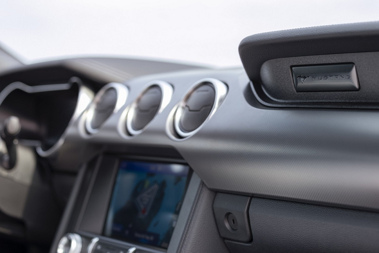 Trong khi đó, phiên Ford Mustang California Special đặc biệt được ra mắt trên dòng Mustang GT Premium, với cả 2 biến thể fastback và mui trần.