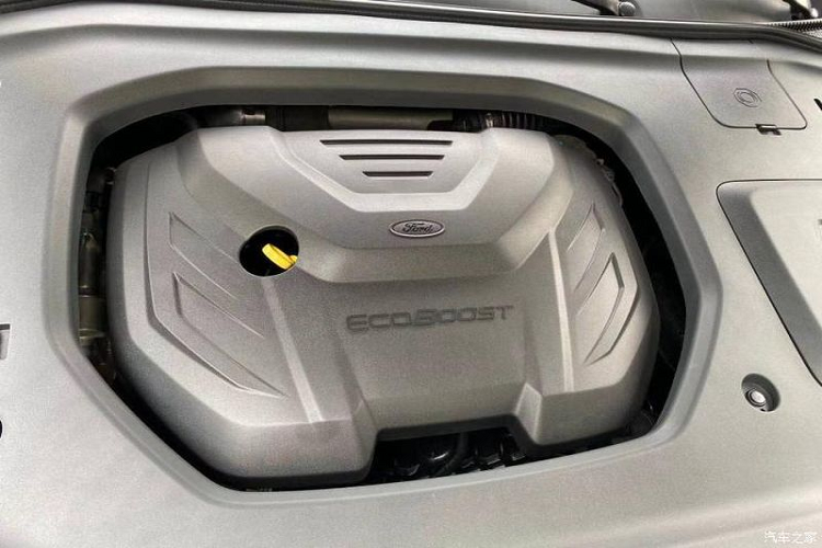 Tiến vào bên trong khoang cabin, Ford Equator gây ấn tượng với không gian nội thất vô cùng rộng rãi và tiện nghi. Màn hình hiển thị tốc độ và màn hình thông tin giải trí được nối liền với nhau kích thước 12,3 inch gợi nhớ tới thiết kế của Mercedes-Benz. Các chi tiết như ghế ngồi, táp-pi cửa, bảng điều khiển trung tâm được bọc da và ốp gỗ tạo sự sang trọng không kém gì những mẫu xe sang đến từ Đức. 