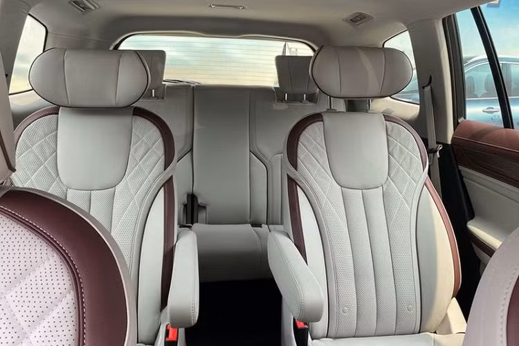 Những trang bị đáng chú ý khác trên xe bao gồm hệ thống Tencent Auto Intelligence (TAI) 3.0 với tính năng định vị, chuyển số bằng núm xoay, sạc không dây, điều hòa tự động 3 vùng, gương chống chói, cốp điện và cửa sổ trời toàn cảnh panorama. 