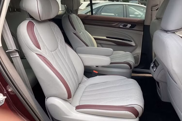 Các chi tiết mạ chrome sang trọng được áp dụng rất nhiều trên mẫu xe này, bao gồm phần mặt ca-lăng, hốc hút gió, nẹp hông, viền cửa kính và ống xả. Ở phía sau, Ford Equator 2021 có phần đèn hậu thiết kế dạng nổi khối, được nối liền với nhau bằng một dải LED thanh mảnh nằm ngang khá tinh tế. Ngoài ra, xe còn được trang bị thanh giá nóc, bộ khuếch tán gió giả, ống xả đôi và bộ mâm hợp kim 5 chấu kích thước 20 inch đi kèm lốp tiêu chuẩn hiệu Continental. 