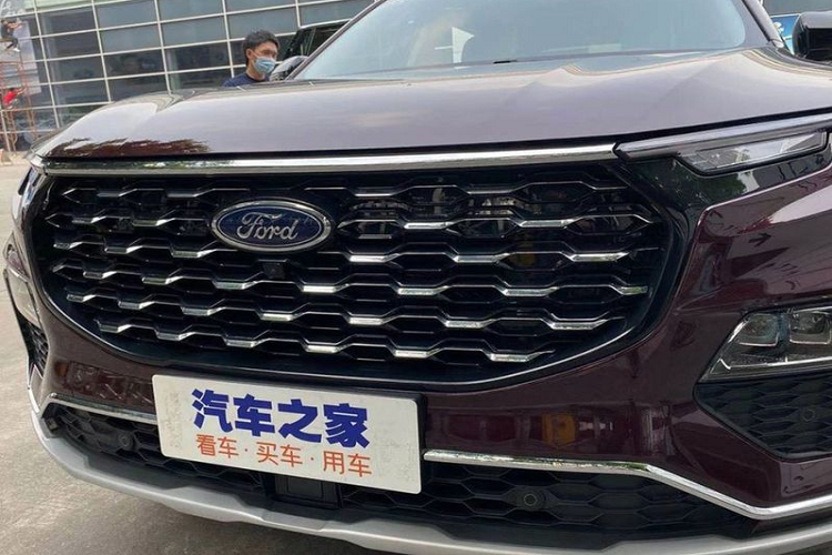 Về tổng thể, Ford Equator 2021 sở hữu kích thước lớn hơn Everest một chút nhưng lại nhỏ hơn Explorer. Xe có chiều dài x rộng x cao lần lượt là 4.905 x 1.930 x 1.755 mm, chiều dài cơ sở đạt 2.865 mm. Ngoại hình của Ford Equator 2021 mang ngôn ngữ thiết kế mới của thương hiệu xe Mỹ với phong cách hiện đại, trẻ trung và nam tính.