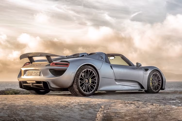 Cung cấp sức mạnh cho Porsche 918 Spyder là động cơ V8, hút khí tự nhiên, dung tích 4.6L kết hợp với 2 mô-tơ điện. Tổng công suất của siêu xe này khoảng 888 mã lực, mô-men xoắn 920 Nm. Với sức mạnh này, siêu xe hybrid có thể tăng tốc 0-100 km/h trong 2,8 giây và đạt tốc độ tối đa 345 km/h.