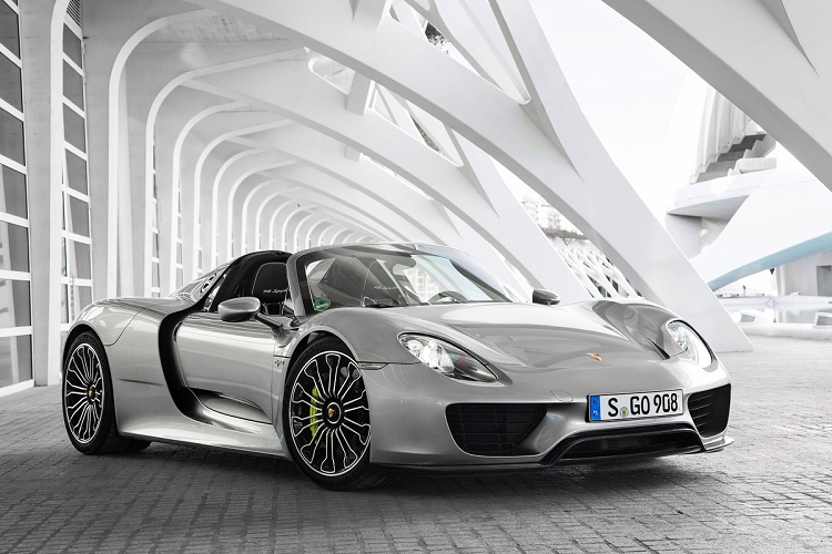  Porsche 918 Spyder Toàn bộ siêu xe đáng chú ý tại Việt Nam đều là mẫu xe sử dụng động cơ đốt trong thuần túy. Do đó, một siêu xe hybrid sẽ trở nên mới mẻ và Porsche 918 Spyder là phương án thích hợp. Được ra mắt tại triển lãm Frankfurt 2013, Porsche 918 Spyder là mẫu xe thay thế cho huyền thoại Carrera GT. Ở thời điểm đó, 918 Spyder là một trong những siêu xe hybrid đầu tiên trên thế giới, bên cạnh Ferrari LaFerrari. Tương tự LaFerrari, 918 Spyder cũng được sản xuất với số lượng giới hạn - 918 chiếc.