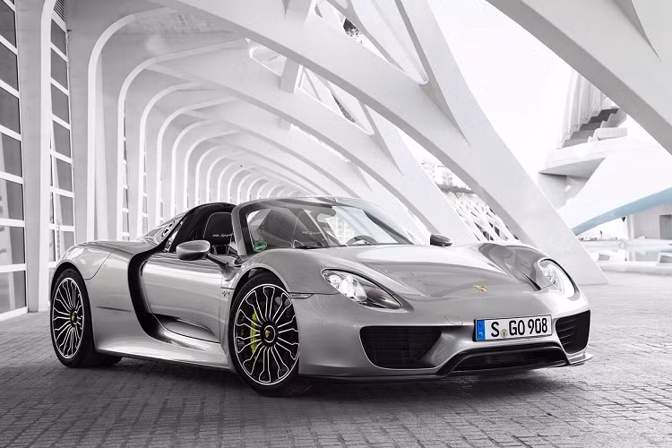  Porsche 918 Spyder Toàn bộ siêu xe đáng chú ý tại Việt Nam đều là mẫu xe sử dụng động cơ đốt trong thuần túy. Do đó, một siêu xe hybrid sẽ trở nên mới mẻ và Porsche 918 Spyder là phương án thích hợp. Được ra mắt tại triển lãm Frankfurt 2013, Porsche 918 Spyder là mẫu xe thay thế cho huyền thoại Carrera GT. Ở thời điểm đó, 918 Spyder là một trong những siêu xe hybrid đầu tiên trên thế giới, bên cạnh Ferrari LaFerrari. Tương tự LaFerrari, 918 Spyder cũng được sản xuất với số lượng giới hạn - 918 chiếc.