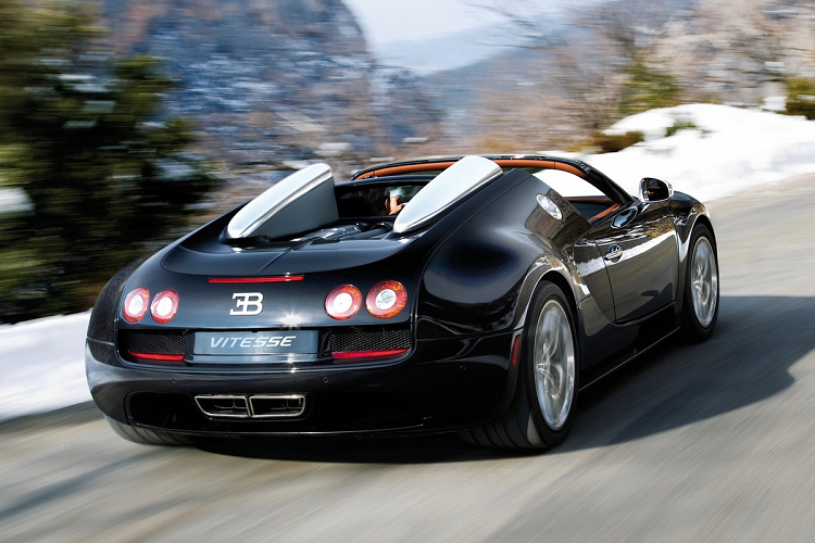 Điểm nhấn của Veyron Grand Sport Vitesse là toàn bộ thân xe được làm từ sợi carbon. Tùy theo phiên bản mà sợi carbon có màu khác nhau như xanh dương, nâu, tím... Ở thị trường quốc tế, chiếc Grand Sport Vitesse đã qua sử dụng có giá dao động 2-3 triệu USD. Nếu được đưa về Việt Nam, Bugatti Grand Sport Vitesse sẽ có giá khoảng 100 tỷ đồng.